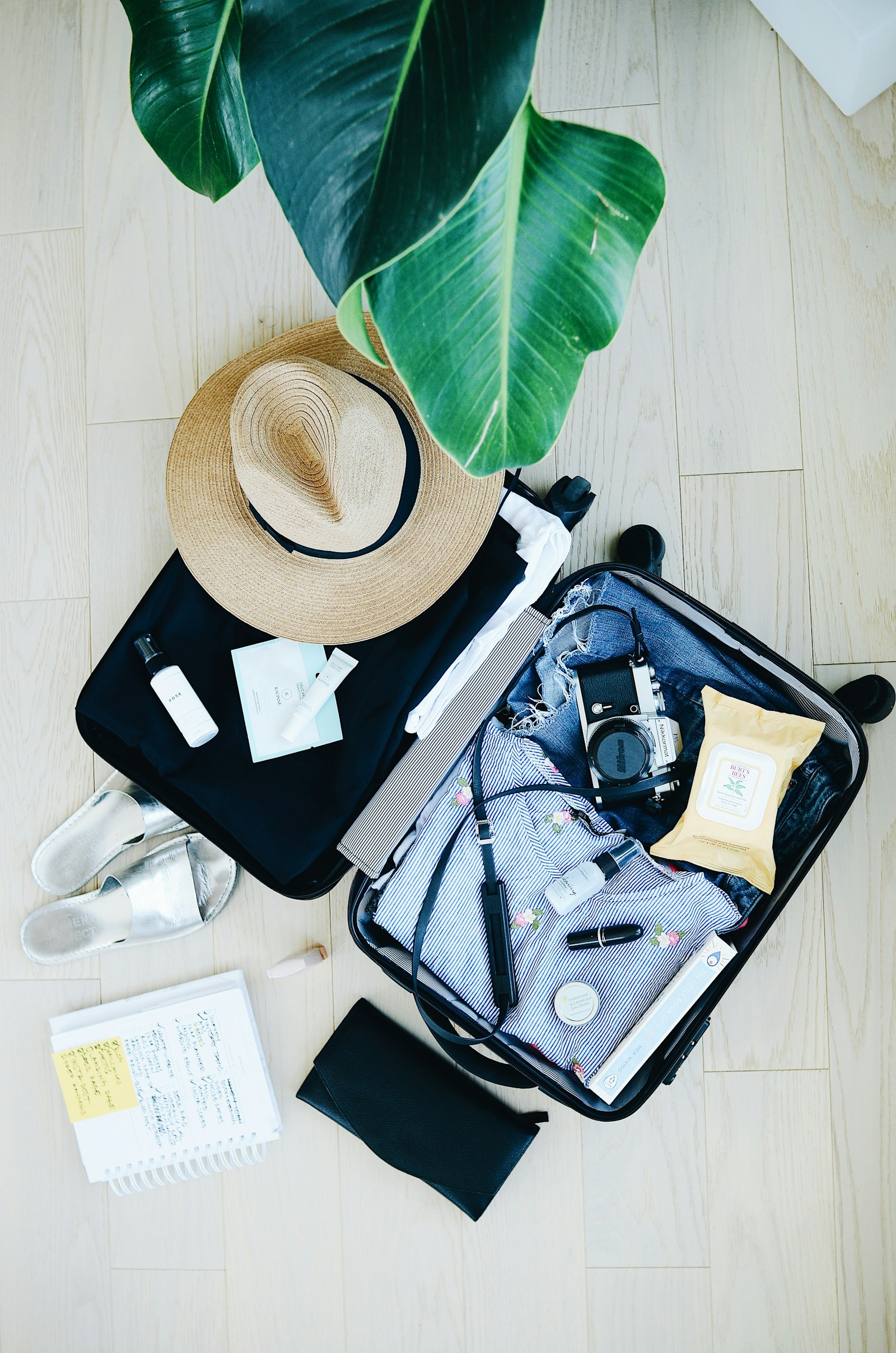 Maleta abierta lista para viaje familiar